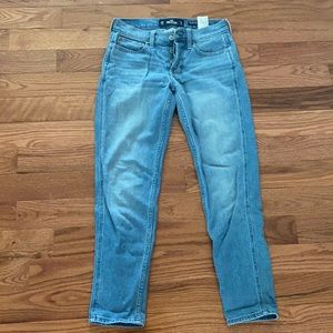 Hollister low rise crop boyfriend jeans. Vintage stretch. Medium blue. 00R